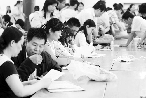 中招报名咨询现场 记者 王春胜/摄 中招报名咨询现场 记者 王春胜/摄