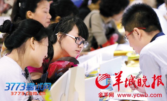 前来咨询的人全神贯注,生怕听漏了什么   前来咨询的人全神贯注,生怕听漏了什么