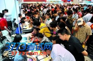在咨询会现场,家长们挤到感兴趣的学校摊位前咨询报考事宜。 在咨询会现场,家长们挤到感兴趣的学校摊位前咨询报考事宜。