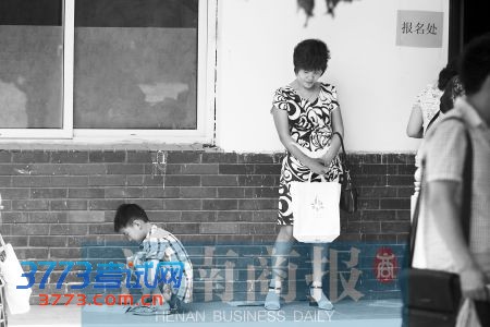 郑州一处民办初中报名点,不少家长带着孩子来“赶场”   河南商报记者 王春胜/摄 郑州一处民办初中报名点,不少家长带着孩子来“赶场”   河南商报记者 王春胜/摄