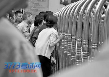 我市5.6万名学生昨冒雨参加中考 试卷管理比往年更严格