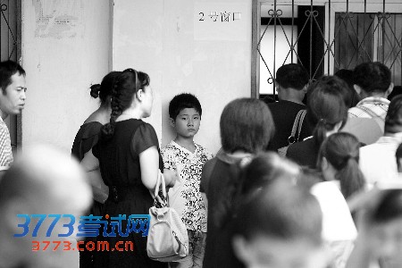 家长们辛苦排队前,最好先检查一下证件、材料等是否准备齐全了 记者 王春胜/摄 家长们辛苦排队前,最好先检查一下证件、材料等是否准备齐全了 记者 王春胜/摄