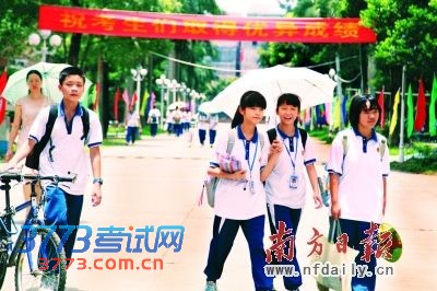 清城中学在校门口横挂“寄语中考”的横幅。 梁素雅 摄 清城中学在校门口横挂“寄语中考”的横幅。 梁素雅 摄