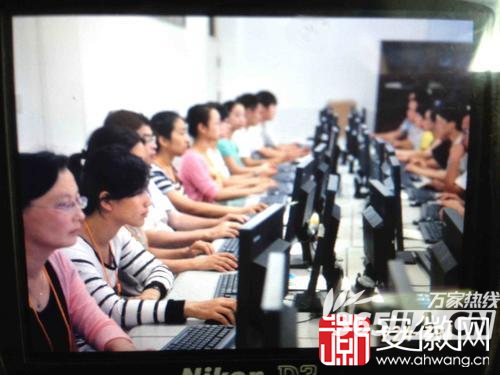 阅卷老师正在阅卷