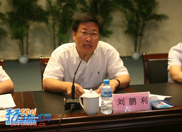 2013年郑州<span class='keyword' id='hot_keyword_中招'  onmouseout='hiddenHotLinks();' onmouseover='showHotLinks(this);' >中招</span>考务会召开 市区共设1174个考场