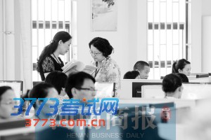 阅卷现场,老师们正在网上阅卷 记者 王春胜/摄 阅卷现场,老师们正在网上阅卷 记者 王春胜/摄