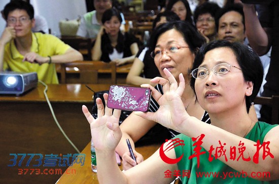 电脑摇号出来,现场家长紧张抓拍   电脑摇号出来,现场家长紧张抓拍