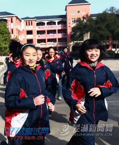 记者昨天从芜湖市教育局获悉,今年我市广大中考考生和家长关注的初中毕业升学体育考试实施方案出台,初中毕业升学体育考试总分升至60分。