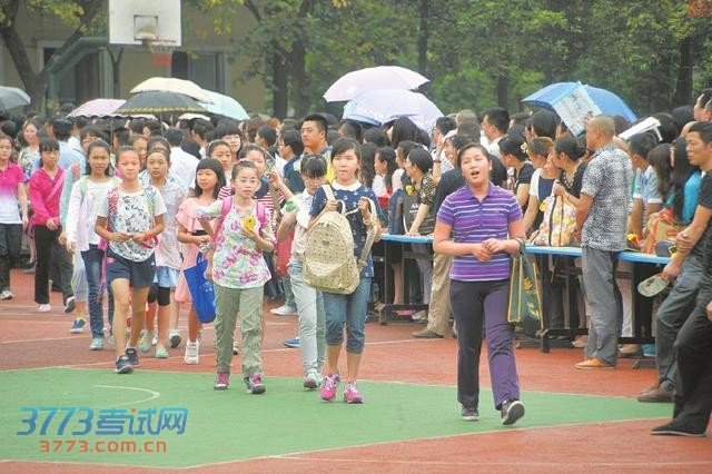 孩子们参加小升初测试。