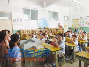 ■小学生无忧无虑,家长却为他们未来上哪所中学左思量右思量。(资料图片) ■小学生无忧无虑,家长却为他们未来上哪所中学左思量右思量。(资料图片)