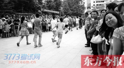 家人在外焦急等待 家人在外焦急等待