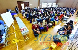昨天,在南京玄武外国语学校,很多家长带着一堆奖状来报名 现代快报记者 赵杰 摄