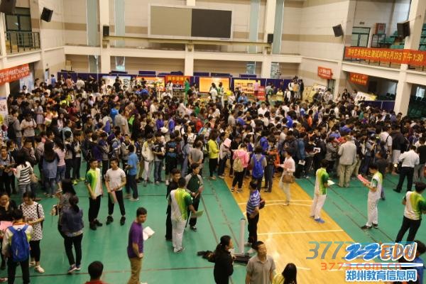 2015年郑州市中招体育艺术特长生报名在郑州回中进行
