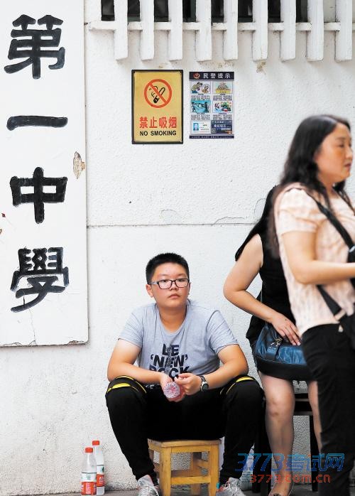 长沙市中考成绩昨晚公布。昨日下午,已有不少家长学生在长沙市一中校门外等待。长沙晚报记者 石祯专 余劭劼 摄影报道