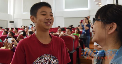 特地和妈妈一起穿红衣服讨运气的男孩,得偿所愿