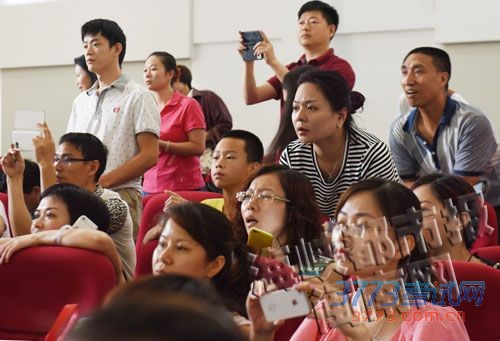家长们紧张地盯着屏幕上每0.5秒派出一个学位的学生名字
