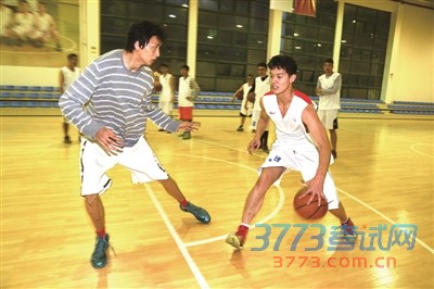 放学后,育才中学教师篮球队在训练。记者 葛亚琪 摄 放学后,育才中学教师篮球队在训练。记者 葛亚琪 摄